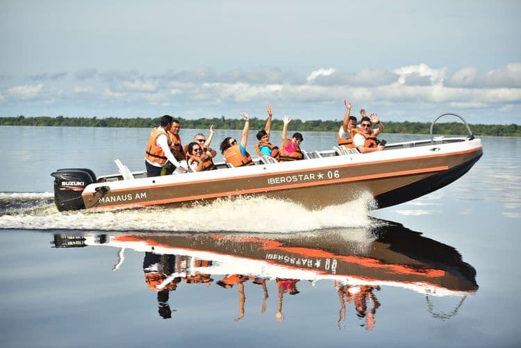 A Full Day in Nature with Meeting of Waters, Local Lunch, and Rainforest